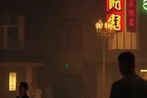 泡泡影视首屏主推画面，夜色中的城市剪影与投上墙面的放映光束