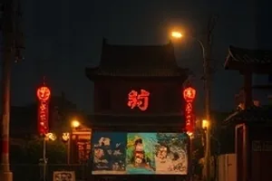 《灯下不眠人》深夜台灯与稿纸堆叠的封面